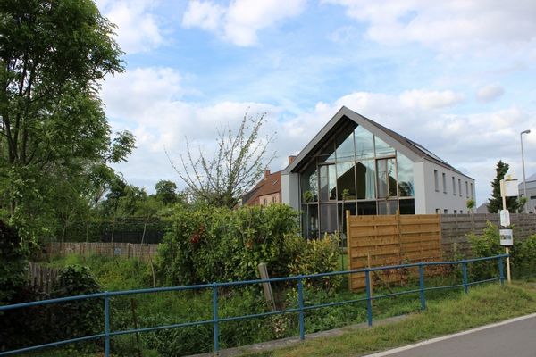 Spacious house with private swimming pool - locaties at aprox 20min From Leuven and 20 min