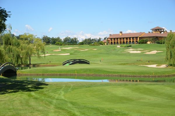 villa nel verde del golf a due passi dal lago Maggiore  vicino a Milano e all'aeroporto internaziona