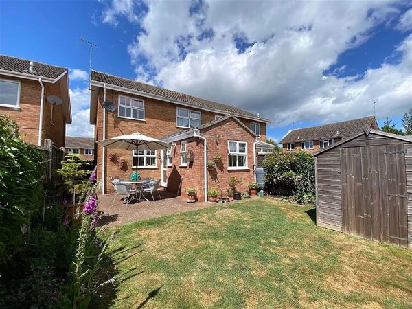 Family House with garden 30 minutes from London by train