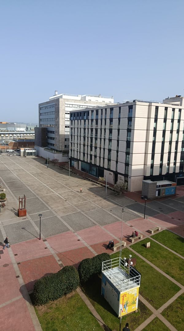 Piso céntrico en la Coruña, próximo a la playa y a las estaciones de bus/tren, con parque abajo.