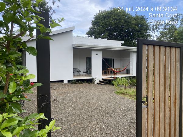 Casa moderna de 2 habitaciones a 1,5 km de playa Negra ( vario seguro y muy tranquilo)