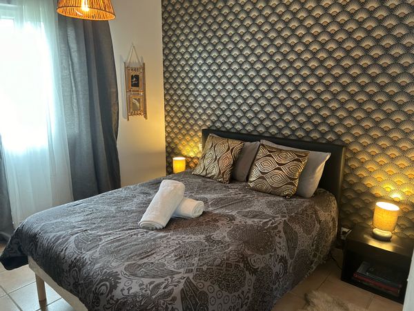 Chambre privée cosy dans maison avec piscine