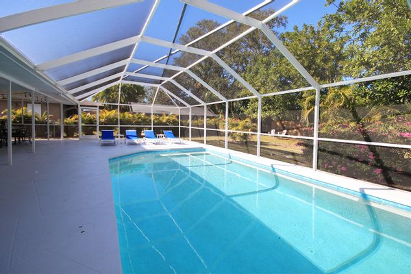 Renovated Pool Home - beaches close, walk to historic Bonita Springs.