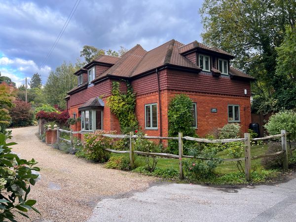 Royal Ascot Family Home - desirable quiet location with great travel links and amenities