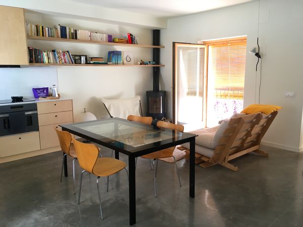 Pequeña casa de pueblo con un diseño minimalista y acogedor, muy cerca de la playa. Ubicada en Llançà, un pueblo muy tranquilo cerca del mar y la montaña y de pueblos mediterráneos con mucho encanto. A 10' minutos andando de la parada de tren.