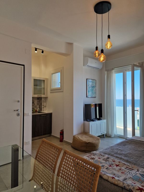 APPARTAMENTO CON SPIAGGIA, GIARDINO E PARCHEGGIO PRIVATI