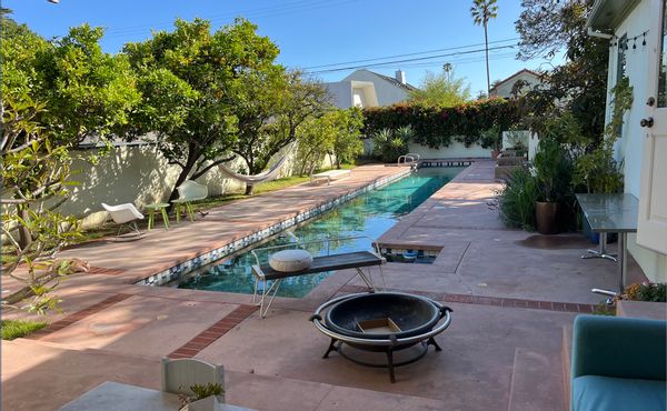 Charming house with a large private pool and garden in Los Angeles at 5mins from the beach.
