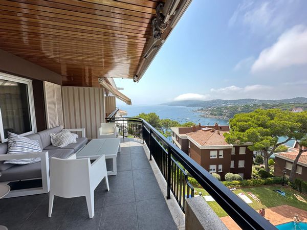 Acogedor apartamento de cuatro dormitorios en Llafranc, con vistas impresionantes de la Costa Brava