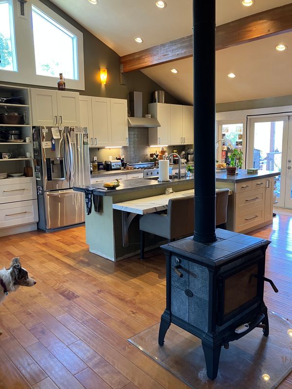 Modern country home with garden & hot tub in wine country, 1hr from San Francisco. 20 mins to beach.