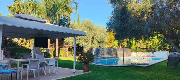 Chalet con piscina, con parada de metro directa al centro de Sevilla, a 1 h 30 minutos de la playa.