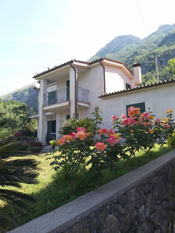 Casa indipendente a Maratea con 3 camere da letto, due bagni, cucina abitabile e soggiorno.