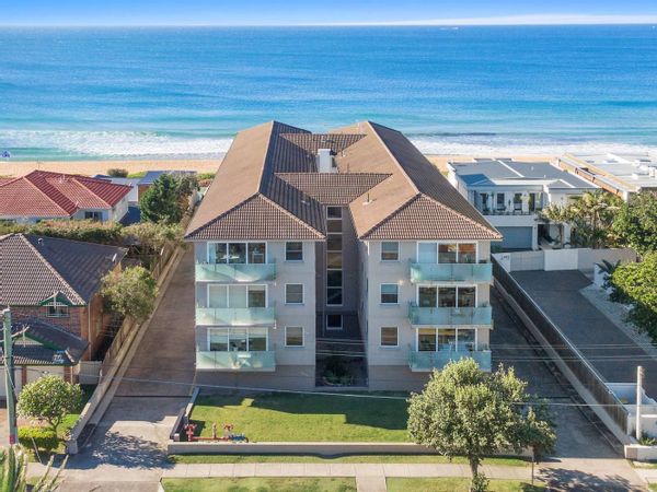 Absolute Beachfront - Ocean Views - 2 bedroom unit with a pool