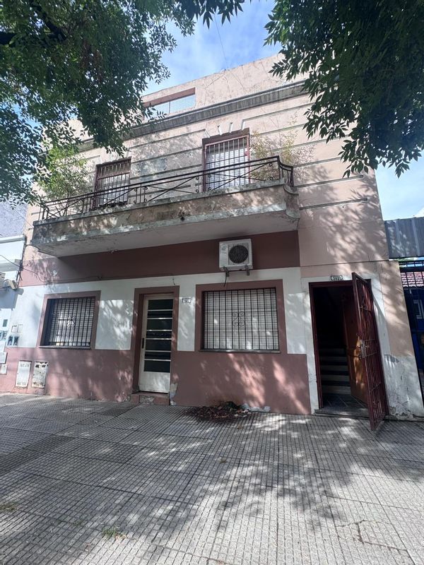 CASA DE LUCIANO EN BANFIELD MI HOGAR ESTA EN EL CENTRO DE BANFIELD, BUENSO AIRES.