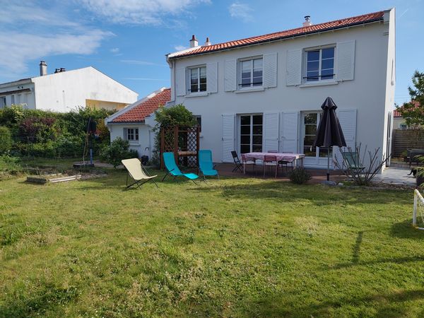 Maison familiale de 5 chambres située à 10min à Vélo du centre ville de Nantes.
