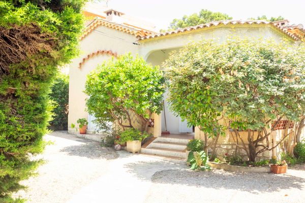 Maison avec jardin à proximité immédiate des plages et du centre ville.