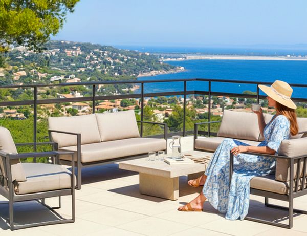 MISTRAL Haut de villa contemporaine avec grande terrasse privative vue dominante mer Méditerranée