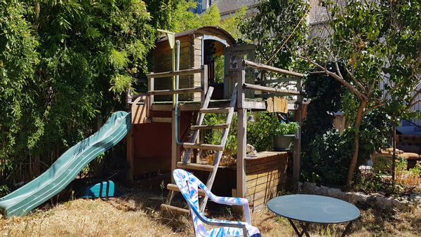 Maison de ville avec jardin calme et verdoyant, 5 min de la gare (1h Paris), proche Loire&Chateaux
