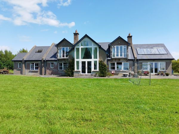 Fran's House -
Feel welcome in our tranquil home, with a large garden and beautiful sea walks nearby