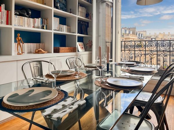 Duplex de 110m2 avec balcons et vue Tour Eiffel aux 2 derniers étages d’un immeuble typique parisien