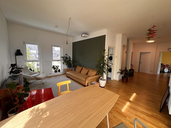 Helle, großzügige Wohnung über den Dächern Frankfurts mit Blick auf Skyline und großer Dachterrasse
