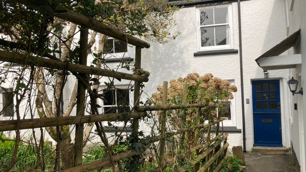 Comfy cozy quiet cottage nestled in Cornwall’s historic town.