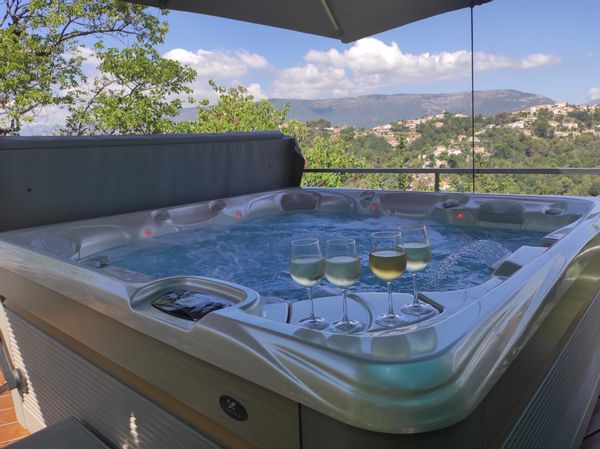 Sulla Costa Azzurra, casa in collina a 20 minuti da Nizza, patrimonio mondiale dell'UNESCO.