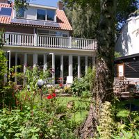 Half-vrijstaande woning +fraaie tuin in geliefde, rustige wijk nabij het 
histor. centrum v. Leiden!