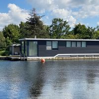 Moderne watervilla (twee verdiepingen) op rustig meer in de buurt van Amsterdam