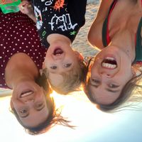 Paula, Núria y Teos hus