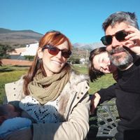 Nuestro dúplex en Candeleda está al lado del centro del pueblo y súper cerca de sitios preciosos donde bañarse en verano y pasear el resto del año.