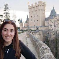 Apartamento de Raquel e David. Semissótão independente em chalé com jardim e piscina comuns.