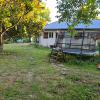 Maison atypique en bord de rivière avec un grand jardin.