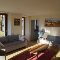La maison de Sabrina se trouve au dessus d’une colline avec une belle vue la montagne