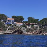 Ce studio est atypique et magique : les pieds dans l'eau avec une jolie terrasse, vue magnifique.