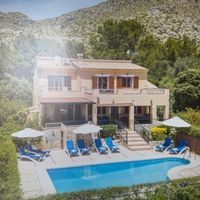 Villa Luis Vives es una amplia y acogedora villa para 10 personas, situada en el Port de Pollença.