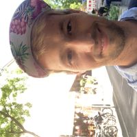 Heyhey, unsere schöne helle Wohnung mit Balkon ins Grüne liegt direkt am beliebten Kanal in X-Berg!