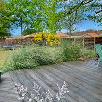 Maison en bois entre lacs, plages océanes et forêt